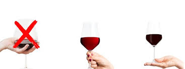 Bạn nên cầm vào phần đế của ly rượu vang để tránh làm nhiệt độ từ bàn tay ảnh hưởng đến mùi vị rượu.